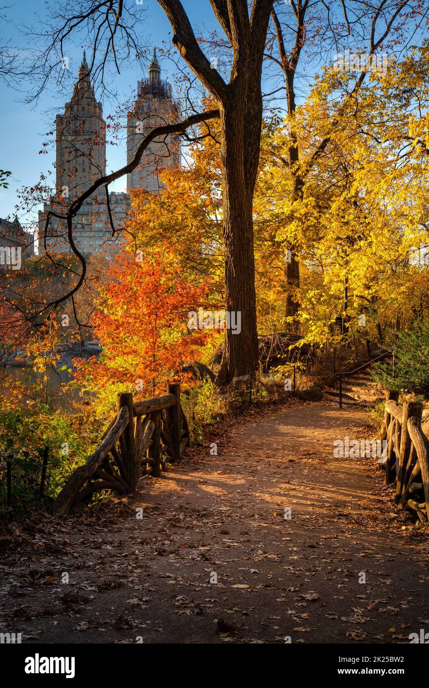 Central Park New York City dans les couleurs de l'automne. Sentier de randonnée dans le déambule de l'Upper West Side de Manhattan Banque D'Images