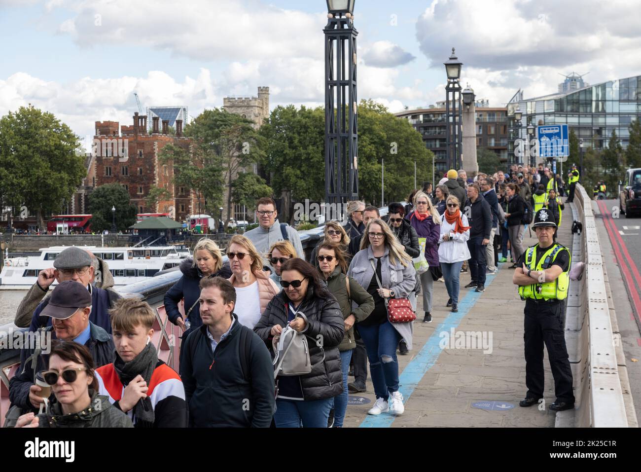 Les coursiers royaux font la queue pour rendre hommage et visiter le mensonge dans l'état de la reine Elizabeth II, de l'autre côté du pont de Lambeth, Southbank, Londres, Royaume-Uni Banque D'Images