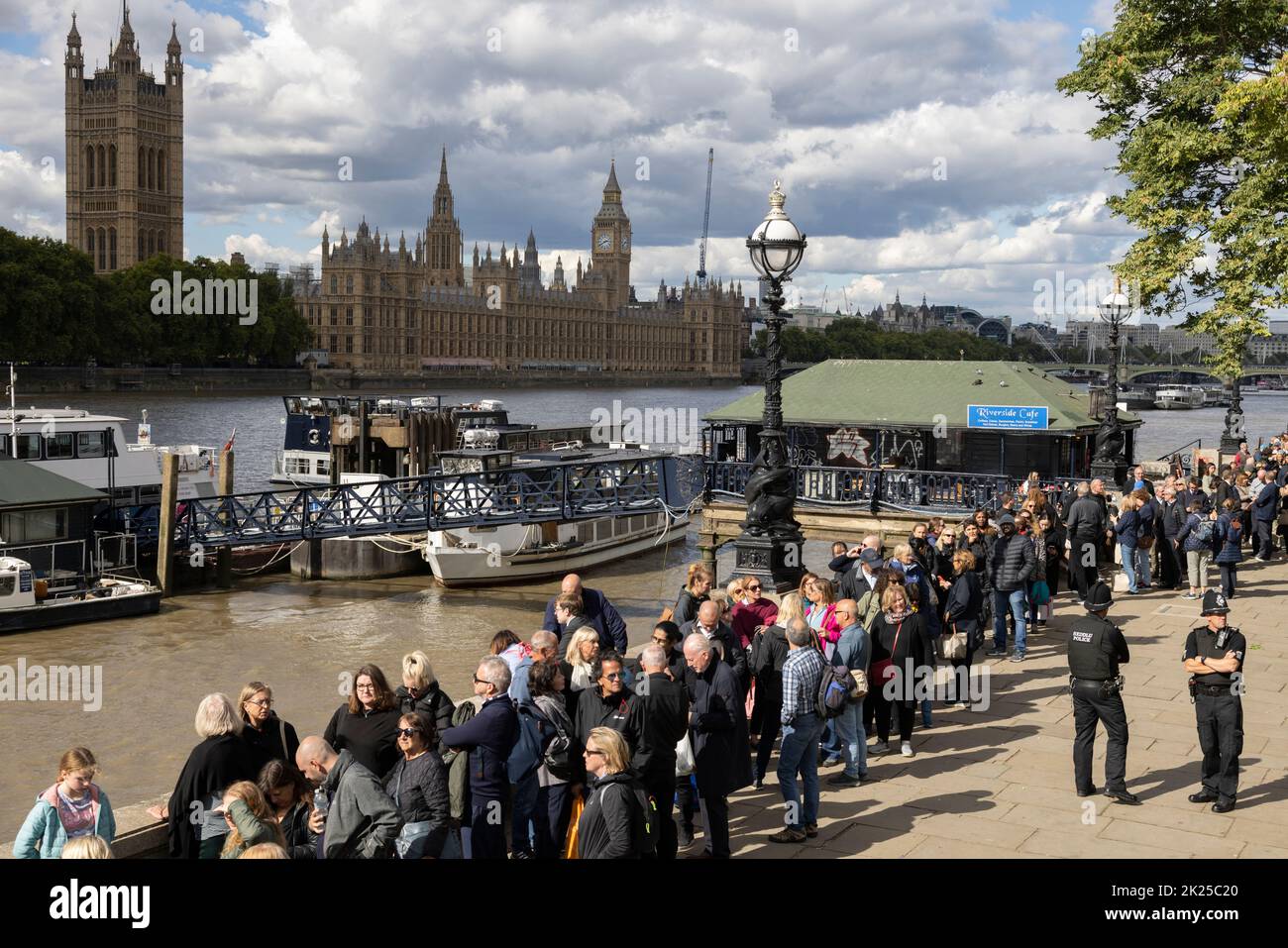 Les coursiers royaux font la queue pour rendre hommage et visiter le mensonge dans l'état de la reine Elizabeth II, de l'autre côté du pont de Westminster, Southbank, Londres, Royaume-Uni Banque D'Images