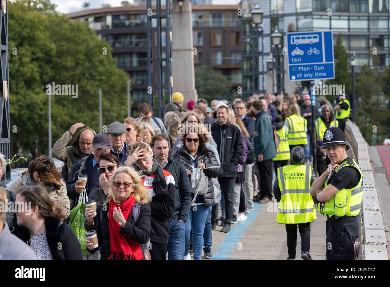 Les coursiers royaux font la queue pour rendre hommage et visiter le mensonge dans l'état de la reine Elizabeth II, de l'autre côté du pont de Lambeth, Southbank, Londres, Royaume-Uni Banque D'Images