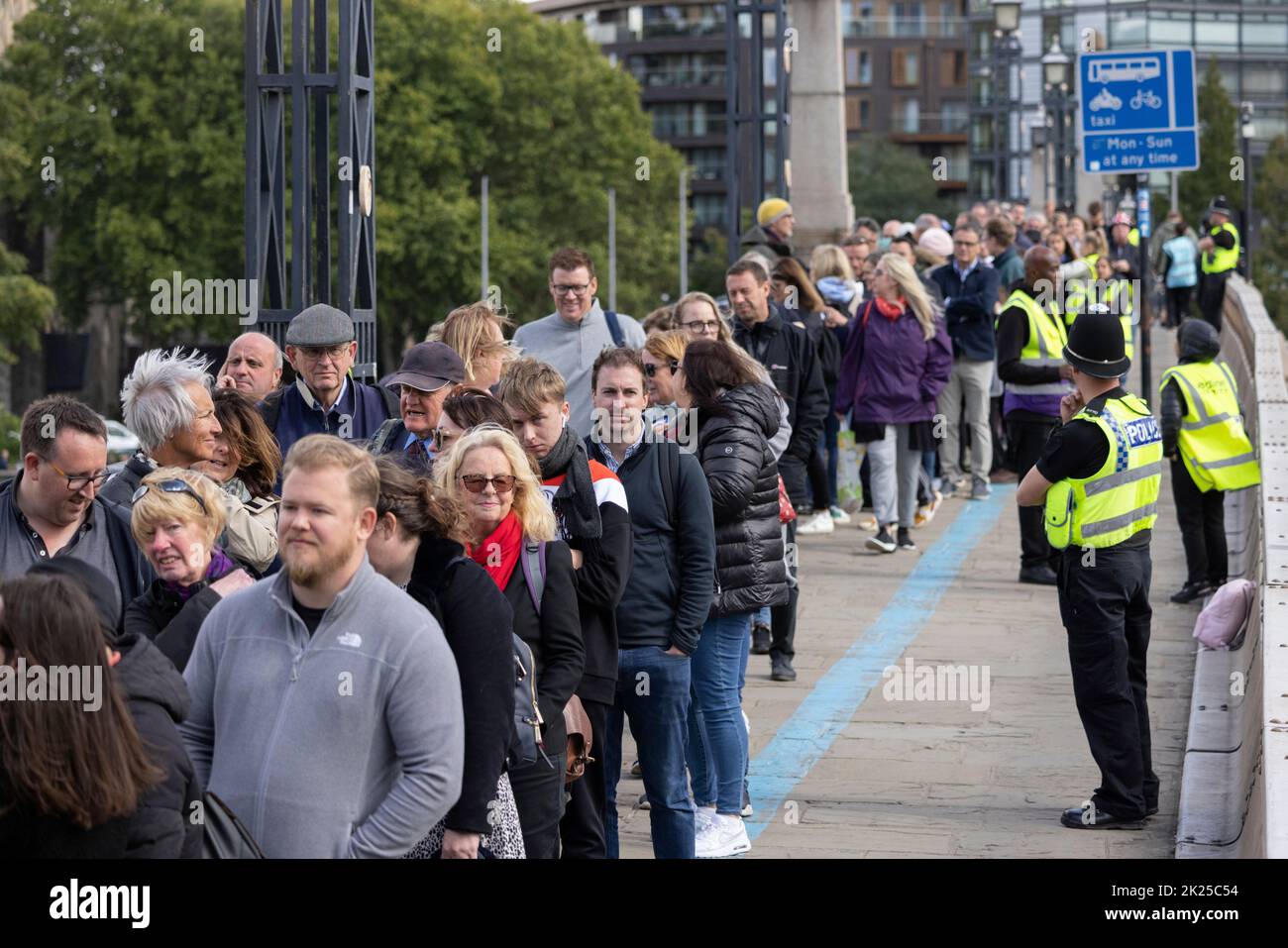 Les coursiers royaux font la queue pour rendre hommage et visiter le mensonge dans l'état de la reine Elizabeth II, de l'autre côté du pont de Lambeth, Southbank, Londres, Royaume-Uni Banque D'Images