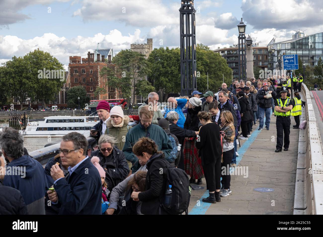 Les coursiers royaux font la queue pour rendre hommage et visiter le mensonge dans l'état de la reine Elizabeth II, de l'autre côté du pont de Lambeth, Southbank, Londres, Royaume-Uni Banque D'Images