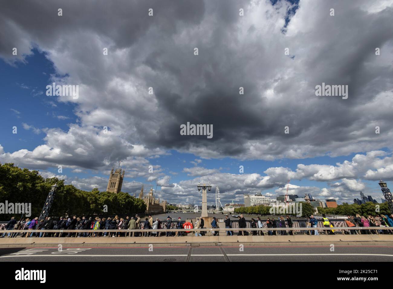 Les coursiers royaux font la queue pour rendre hommage et visiter le mensonge dans l'état de la reine Elizabeth II, de l'autre côté du pont de Lambeth, Southbank, Londres, Royaume-Uni Banque D'Images