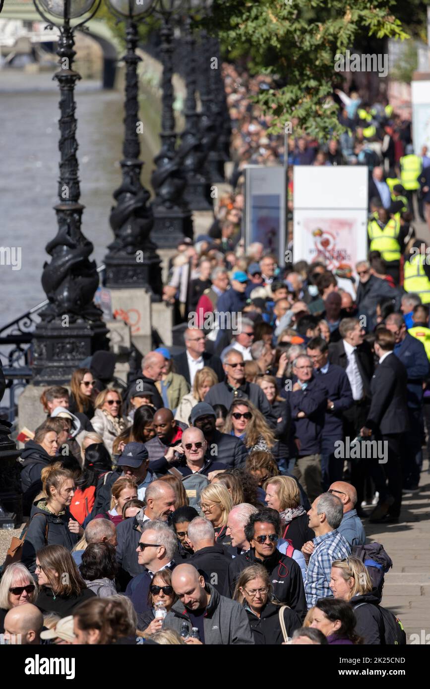 Les coursiers royaux font la queue pour rendre hommage et visiter le mensonge dans l'état de la reine Elizabeth II, de l'autre côté du pont de Lambeth, Southbank, Londres, Royaume-Uni Banque D'Images