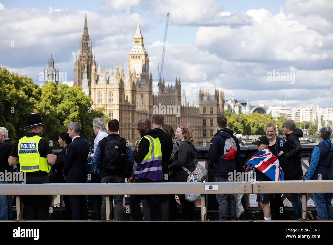 Les coursiers royaux font la queue pour rendre hommage et visiter le mensonge dans l'état de la reine Elizabeth II, de l'autre côté du pont de Lambeth, Southbank, Londres, Royaume-Uni Banque D'Images