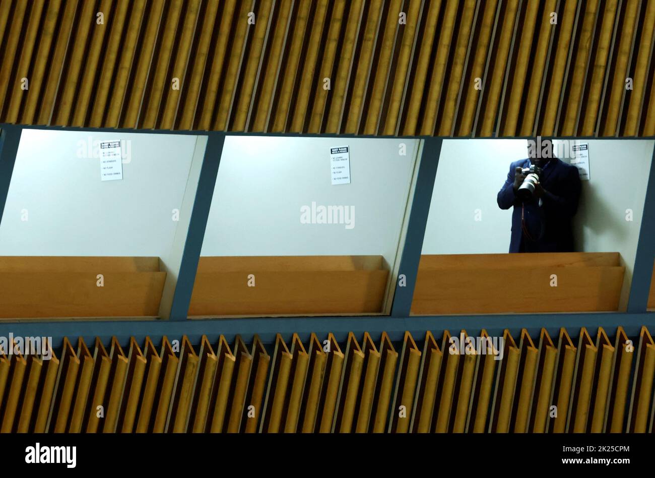 Un photographe regarde sur un stand de médias alors que le Président du Libéria George Weah s'adresse à la session de 77th de l'Assemblée générale des Nations Unies au siège de l'ONU à New York, aux États-Unis, au 22 septembre 2022. REUTERS/Mike Segar Banque D'Images