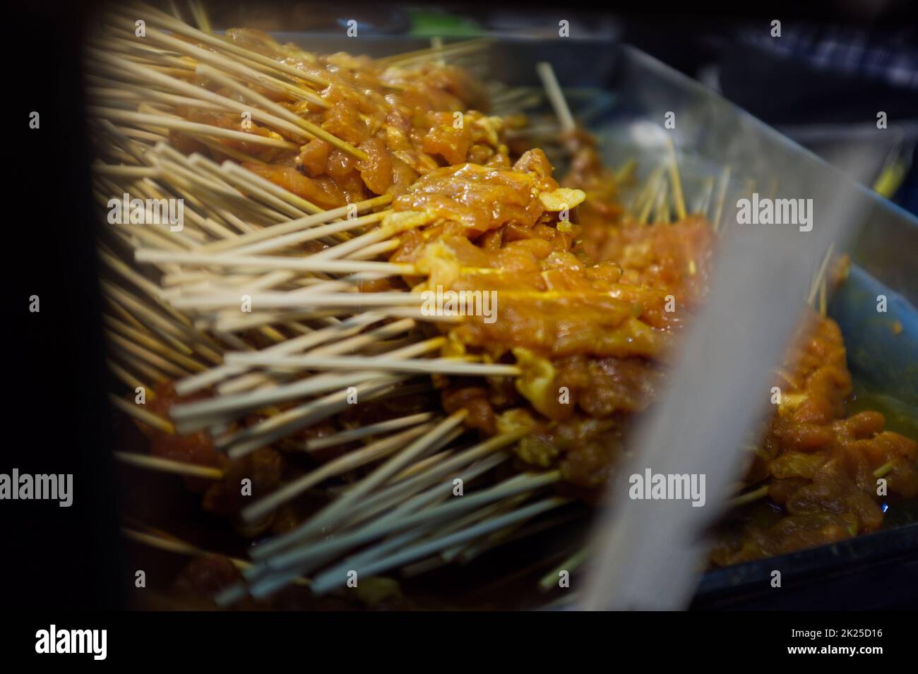 CUISINE THAÏLANDAISE, porc Satay sur le marché local Banque D'Images