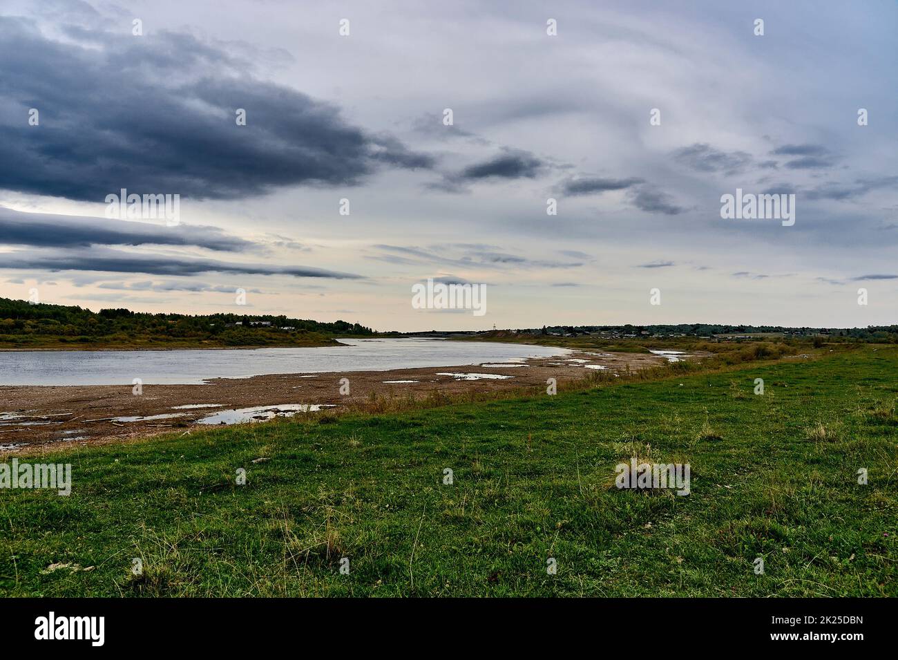 Rivière forestière aux couleurs de l'automne dans la forêt Banque D'Images