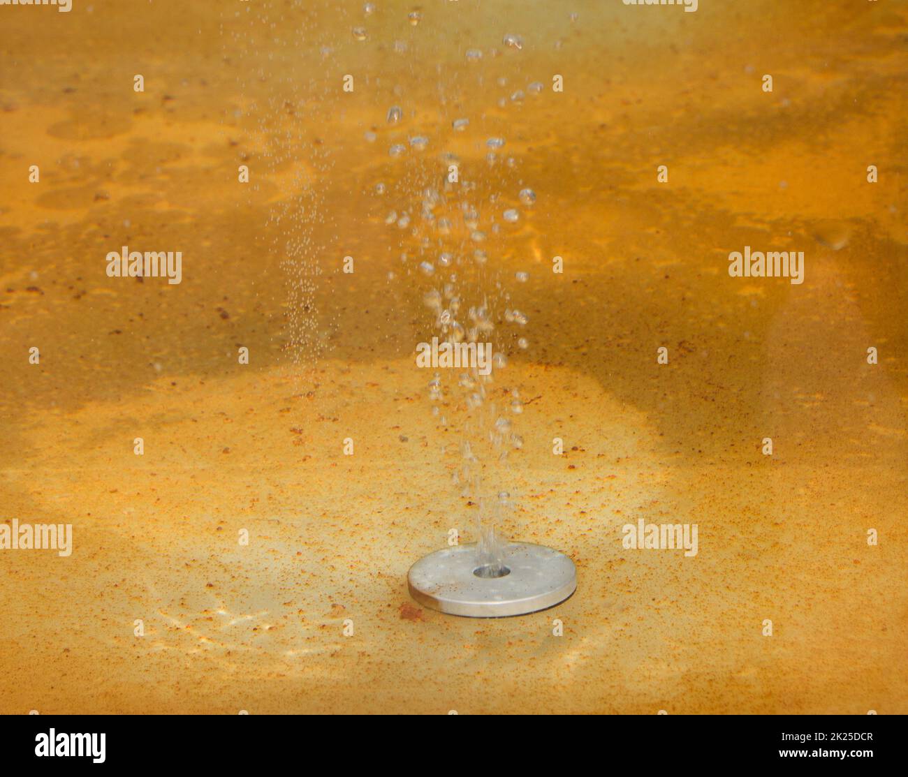 Bulles d'eau minérale dans le réservoir du spa Banque D'Images