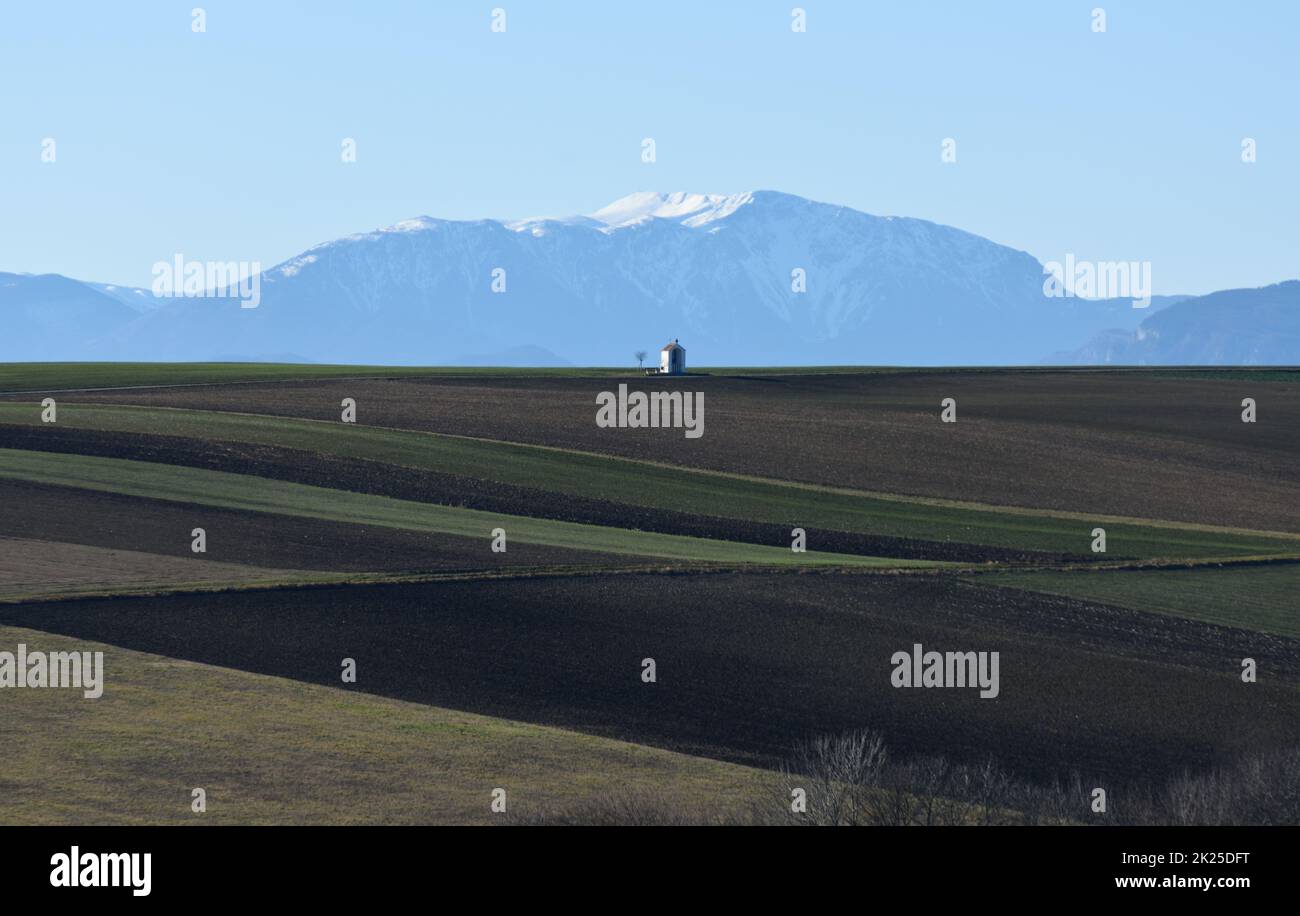 Petit chappel en face des montagnes Banque D'Images