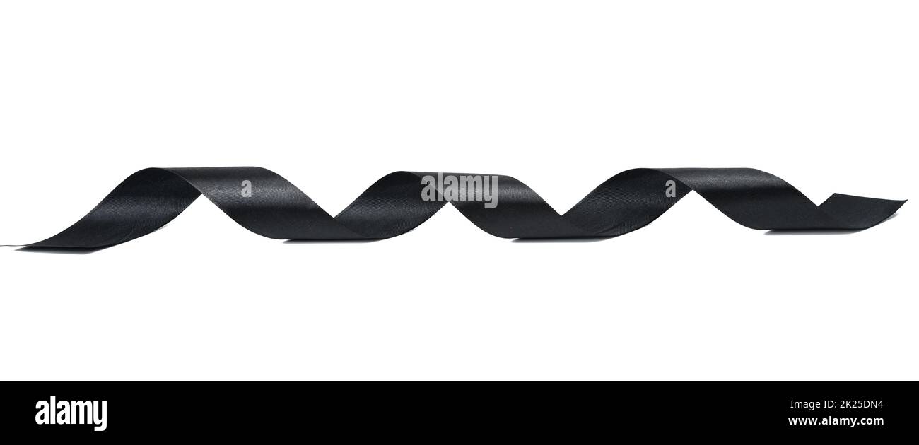 ruban de soie noir tourbillonnant sur fond blanc, décor d'emballage cadeau Banque D'Images