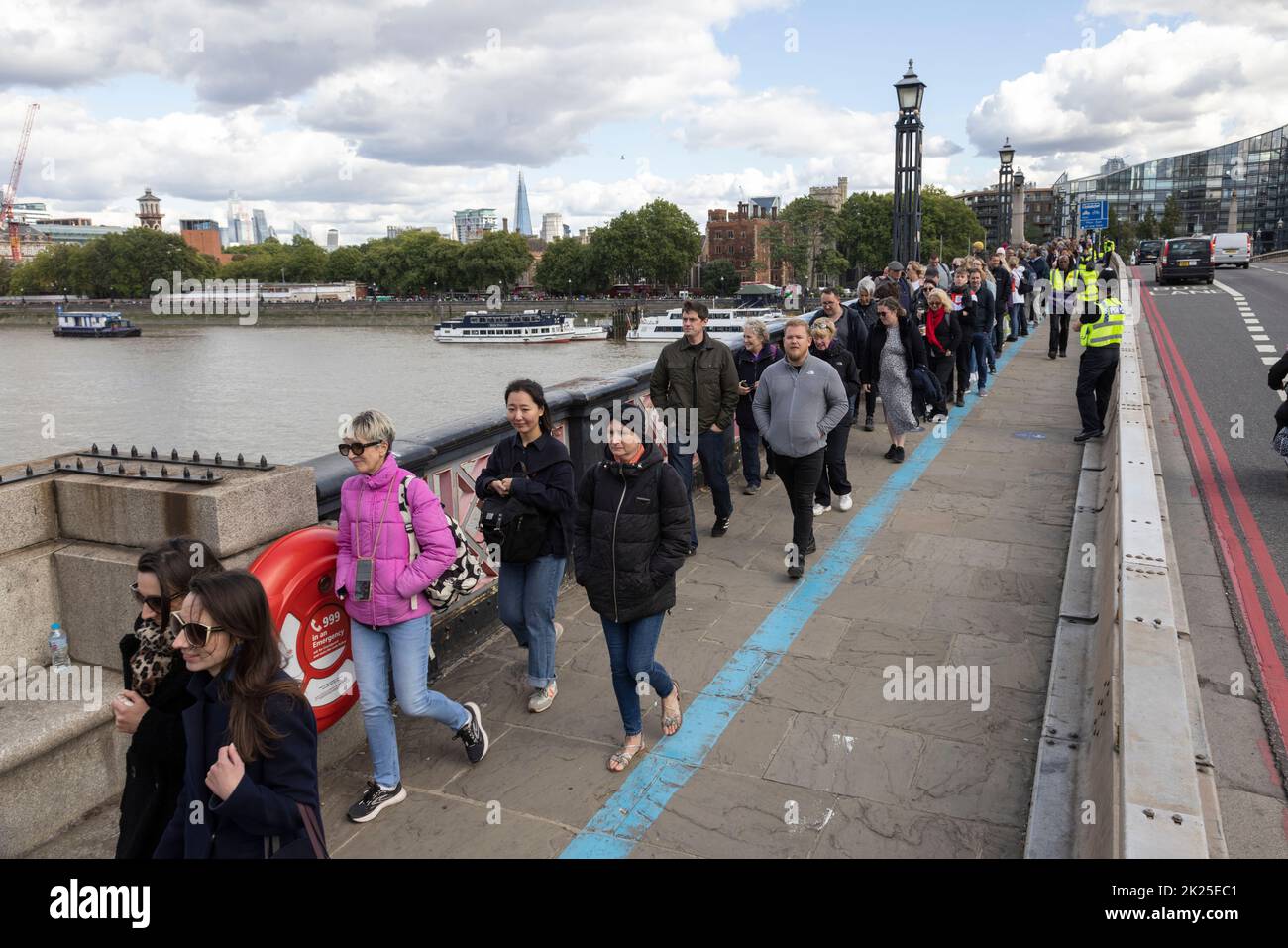 Les coursiers royaux font la queue pour rendre hommage et visiter le mensonge dans l'état de la reine Elizabeth II, de l'autre côté du pont de Lambeth, Southbank, Londres, Royaume-Uni Banque D'Images