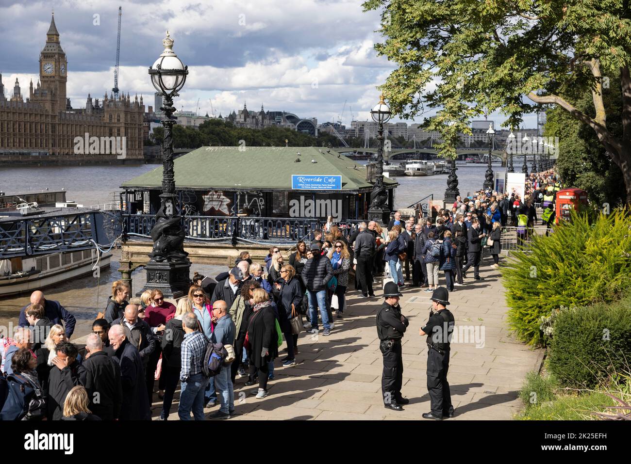 Les coursiers royaux font la queue pour rendre hommage et visiter le mensonge dans l'état de la reine Elizabeth II, de l'autre côté du pont de Lambeth, Southbank, Londres, Royaume-Uni Banque D'Images