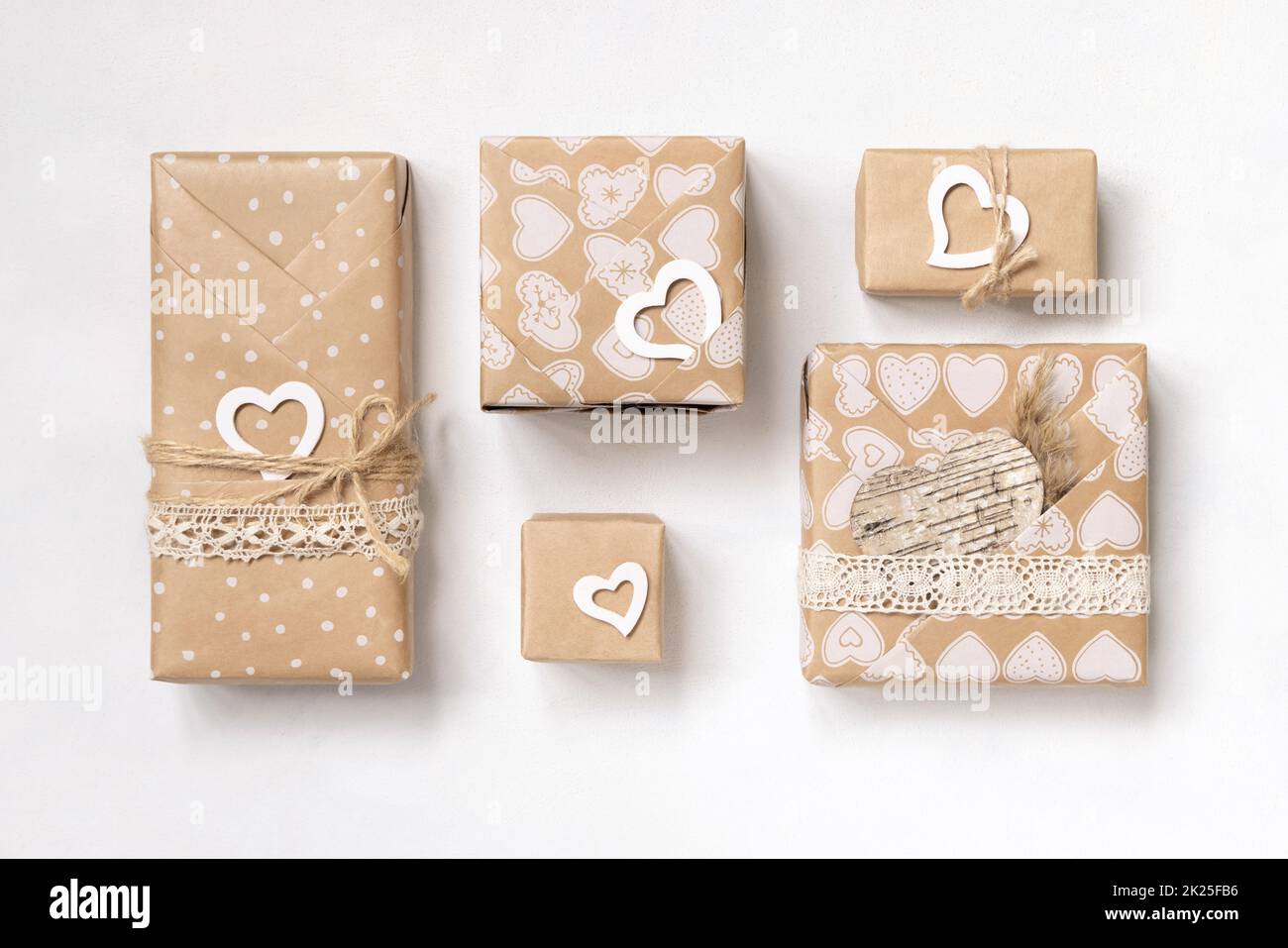 Les cadeaux de la Saint-Valentin sont décorés de dentelle vintage, de coeurs et de pampass avec vue sur le dessus Banque D'Images