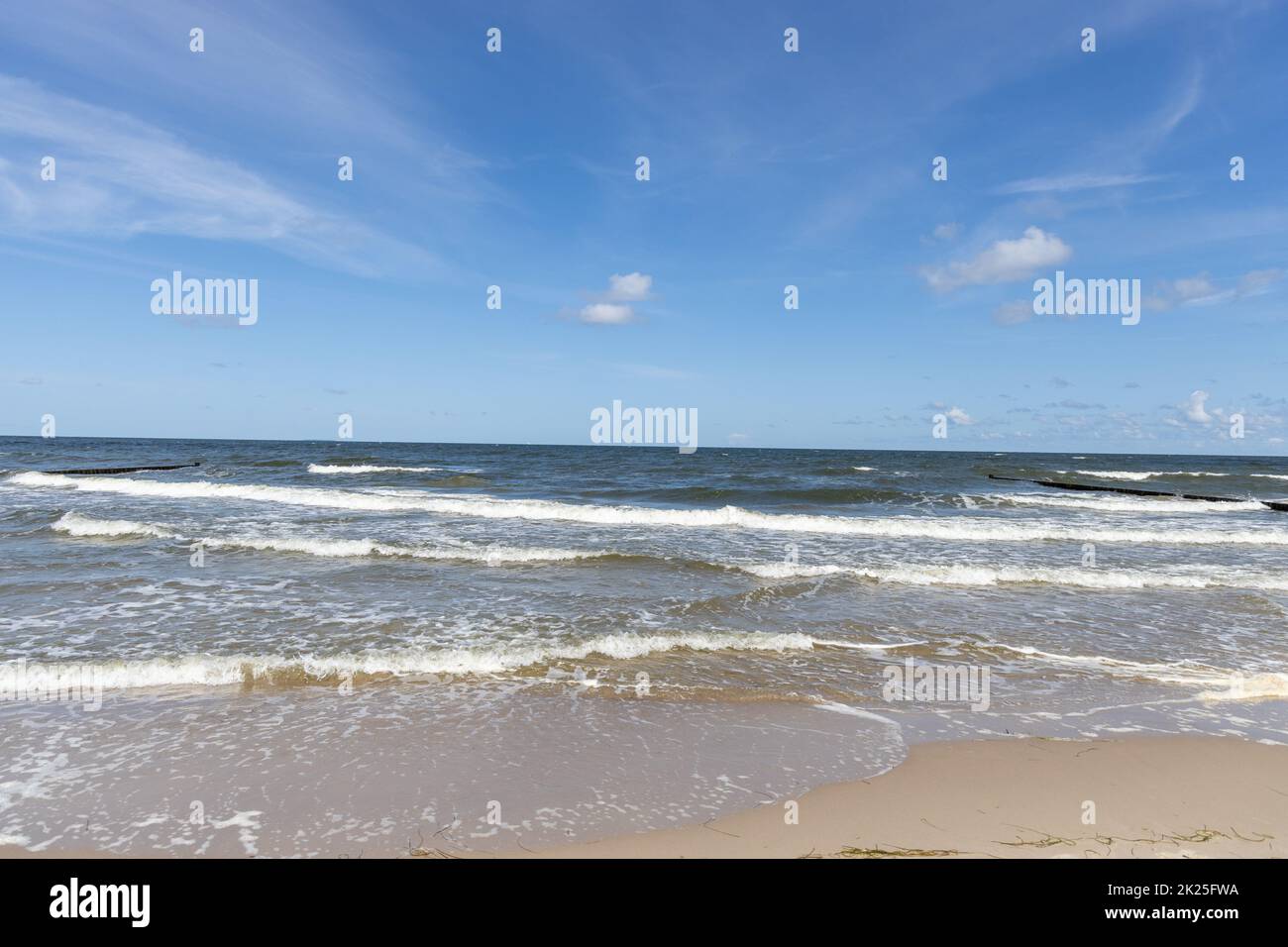 Vagues hautes et dangereuses sur la plage de Zempin sur l'île d'Usedom lors d'une belle journée Banque D'Images