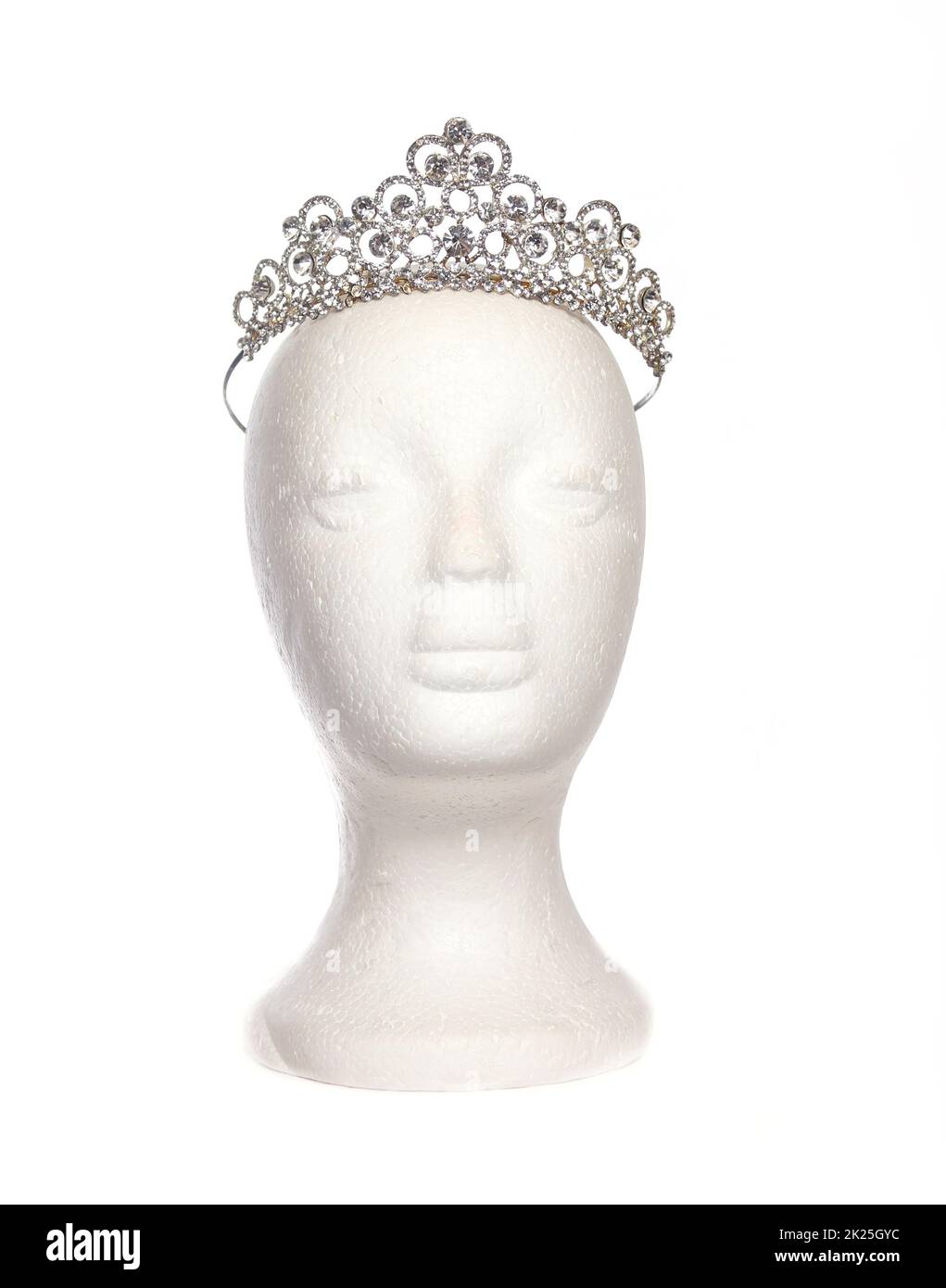 Jeweled Tiara sur la tête de mannequin isolé sur blanc Banque D'Images