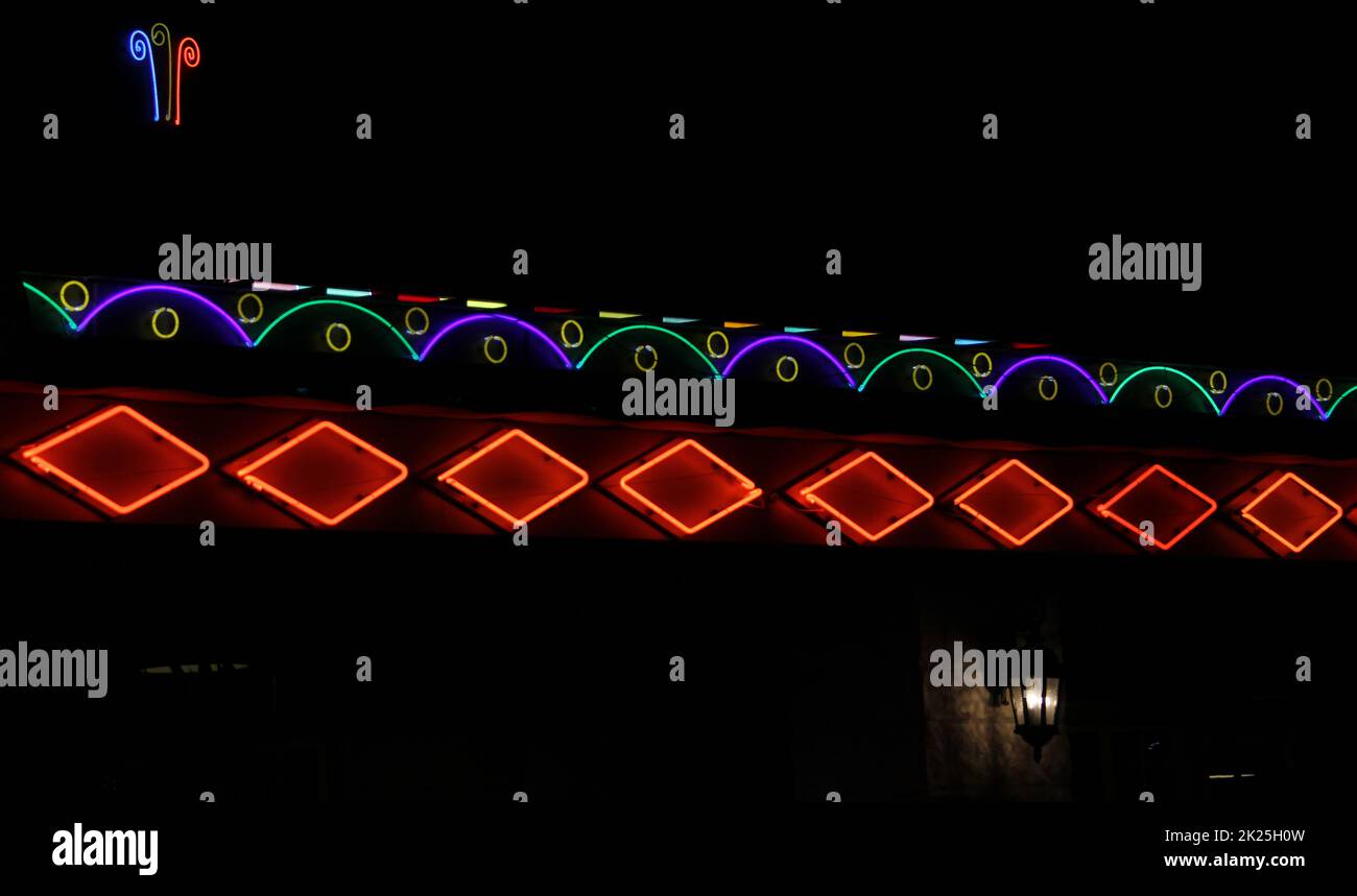 Restaurant à proximité avec enseignes fluo vintage colorées Banque D'Images