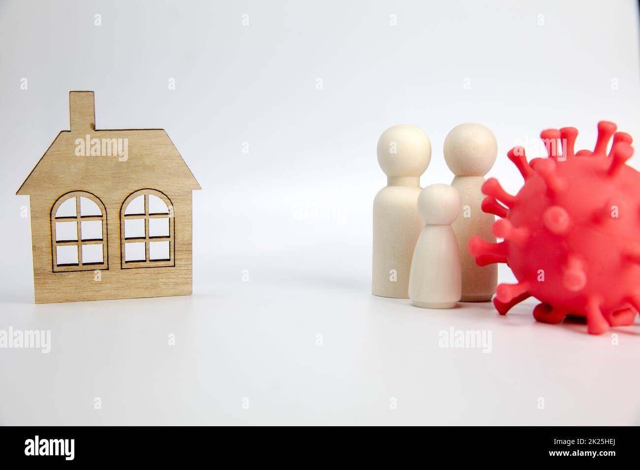 Beau jeune couple avec enfant debout à côté de la maison avec des bactéries COVID-19 , heureux et en bonne santé sécurité familiale à la maison coronavirus pandémie concept copie espace blanc fond Banque D'Images