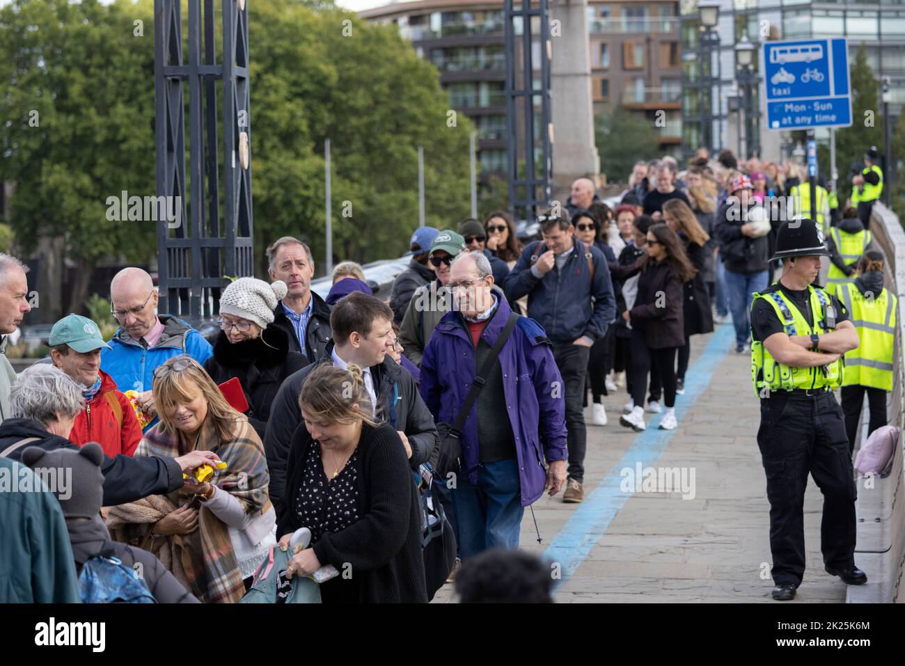 Les coursiers royaux font la queue pour rendre hommage et visiter le mensonge dans l'état de la reine Elizabeth II, de l'autre côté du pont de Lambeth, Southbank, Londres, Royaume-Uni Banque D'Images