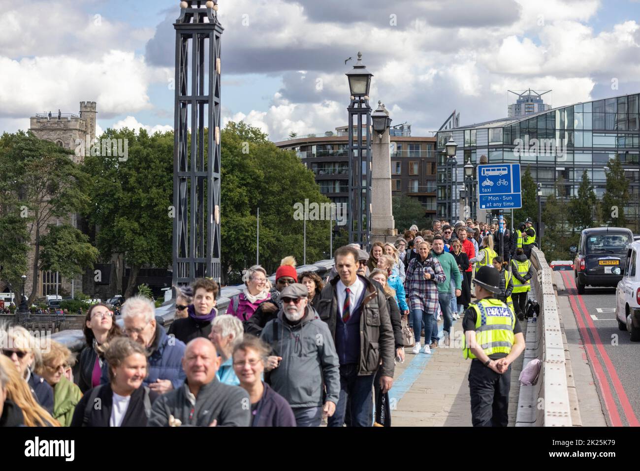 Les coursiers royaux font la queue pour rendre hommage et visiter le mensonge dans l'état de la reine Elizabeth II, de l'autre côté du pont de Lambeth, Southbank, Londres, Royaume-Uni Banque D'Images