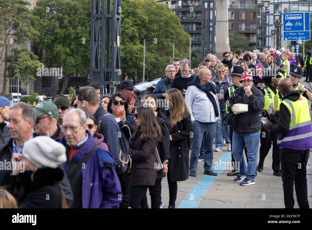 Les coursiers royaux font la queue pour rendre hommage et visiter le mensonge dans l'état de la reine Elizabeth II, de l'autre côté du pont de Lambeth, Southbank, Londres, Royaume-Uni Banque D'Images