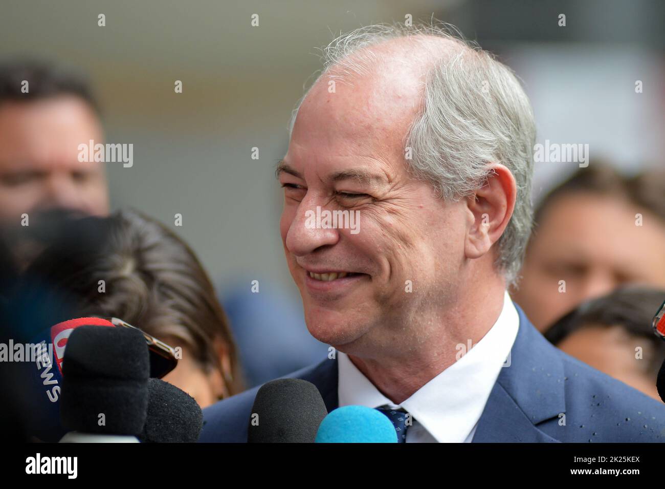 BRASÍLIA, DF - 22.09.2022: CIRO GOMES COM EMBAIXADORES UNIÃO EUROPEIA - photo, Ciro Gomes lors d'une conférence de presse. Ce jeudi (22), le candidat à la présidence Ciro Gomes (PDT) participe à une réunion avec les ambassadeurs des États membres de l'Union européenne au Brésil. La réunion a lieu au siège de la délégation de l'Union européenne à Brasília. (Photo : ton Molina/Fotoarena) Banque D'Images