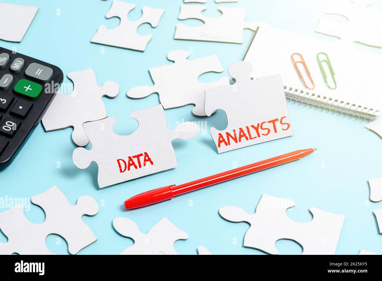 Légende présentant les analystes de données. Mot écrit sur Programmer conception et création de rapport identifie des motifs création d'un puzzle blanc non fini avec dernière pièce manquante Banque D'Images