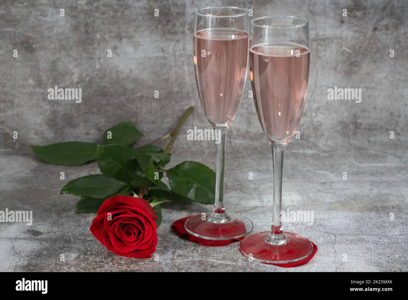 deux verres de champagne et une rose Banque D'Images