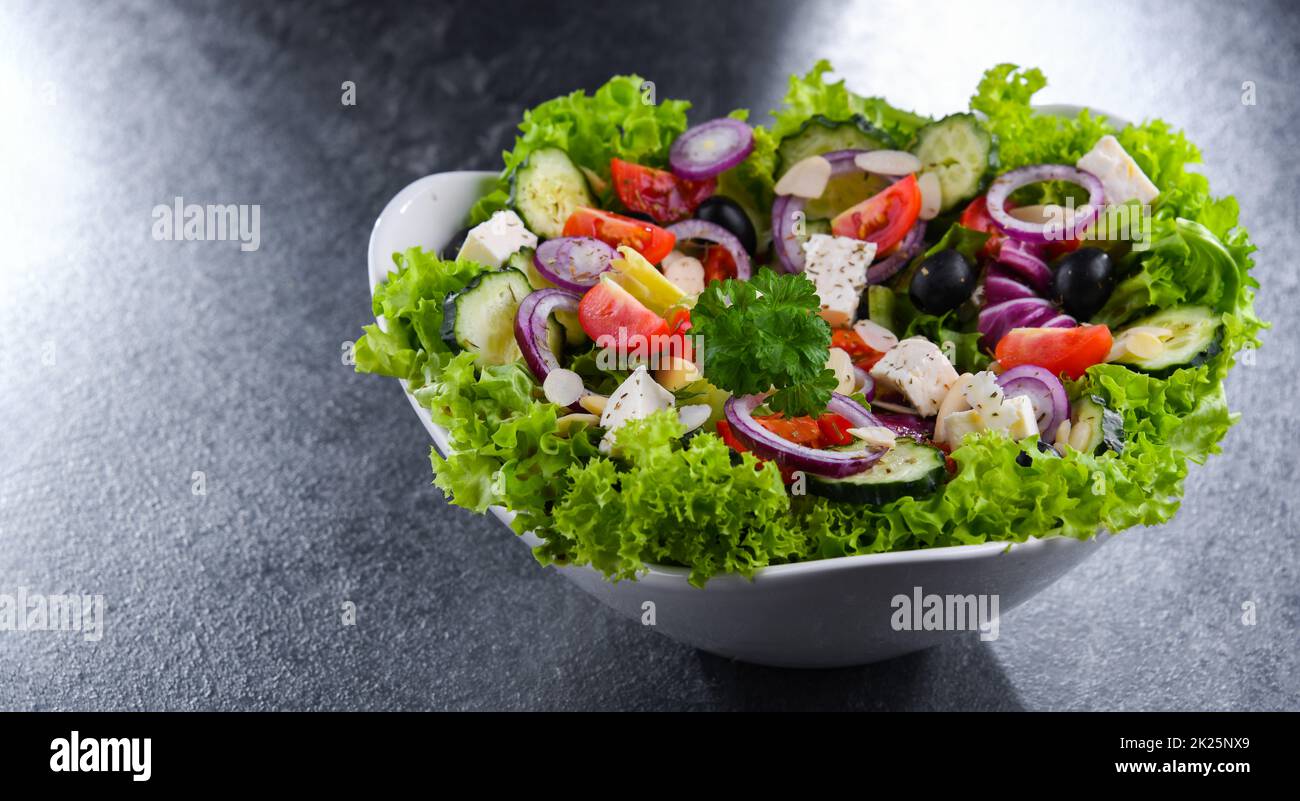 Composition avec un bol à salade de légumes Banque D'Images