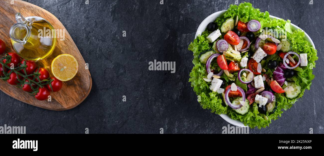 Composition avec un bol à salade de légumes Banque D'Images