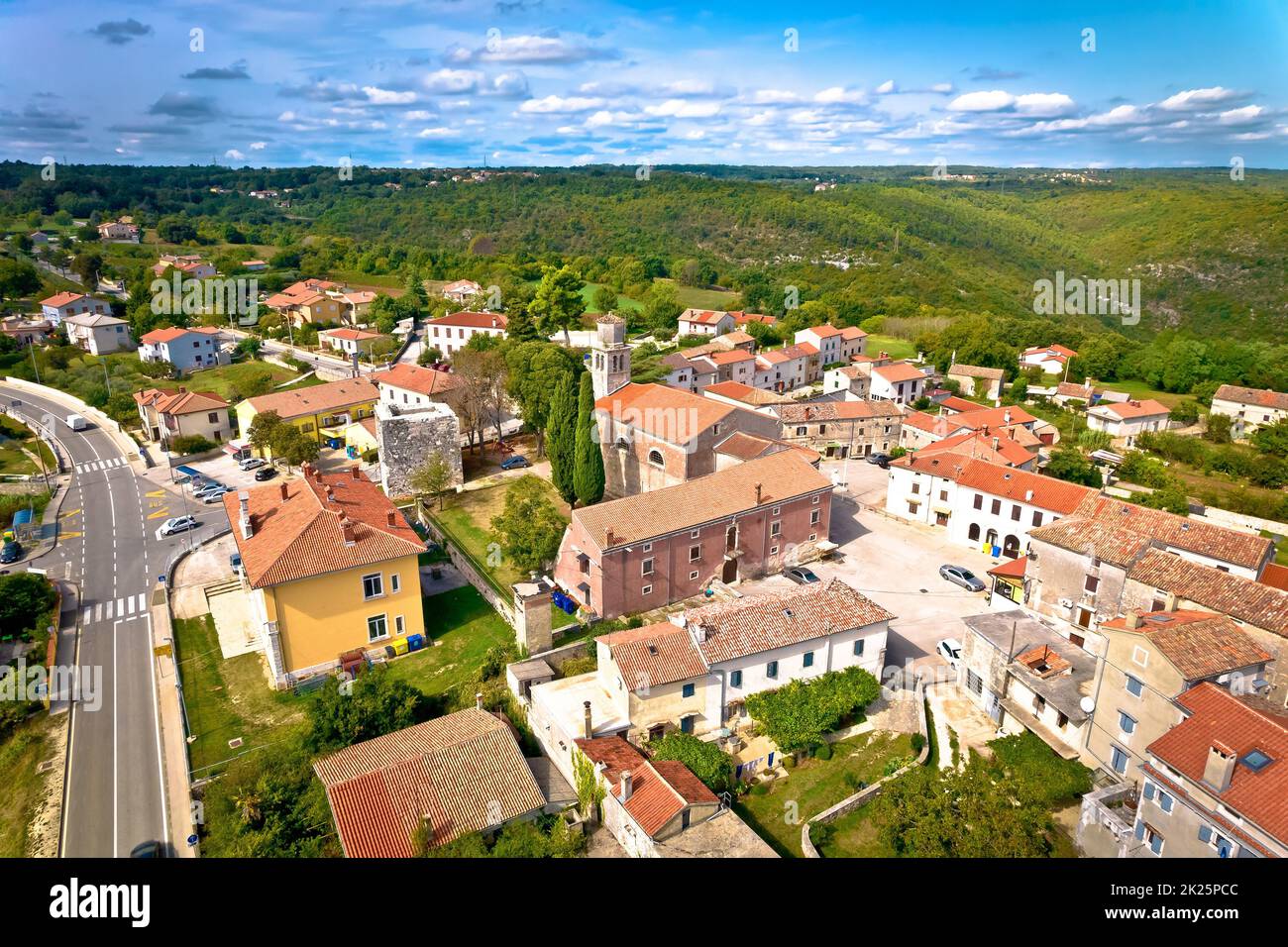 Ville de Barban sur la pittoresque colline de l'Istrie vue aérienne Banque D'Images