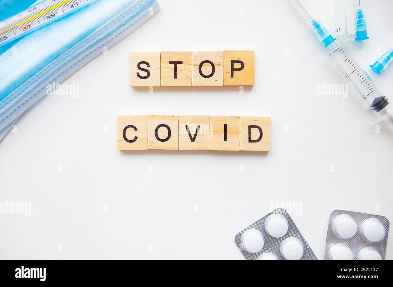 Arrêter l'inscription du coronavirus. Préparation à la vaccination contre le covid-19. Seringue, vaccin, pilules, masque médical. Banque D'Images