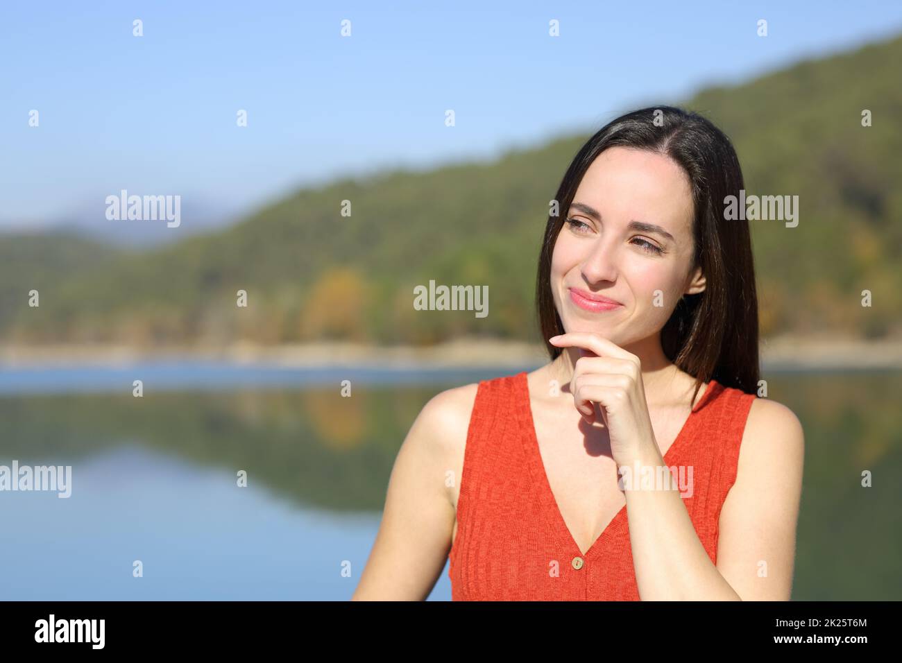 Femme pensive regardant le côté dans la nature Banque D'Images