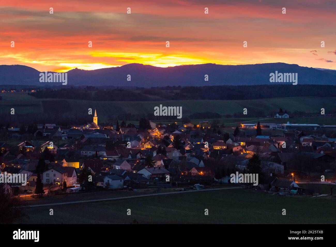 Coucher de soleil derrière le village de Ritzing Burgenland avec le ciel orange Banque D'Images