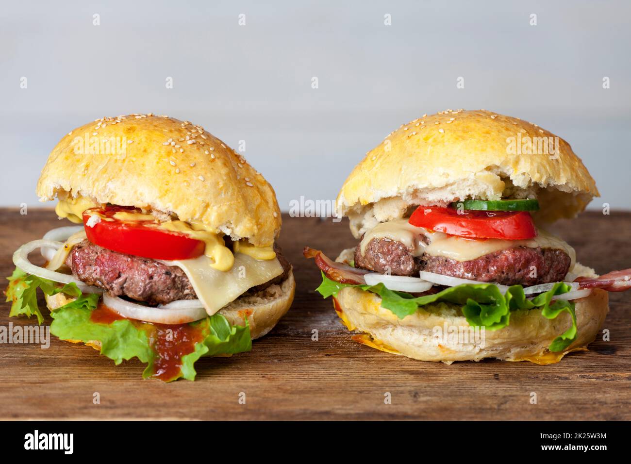 Hamburger fait maison sur bois rustique Banque D'Images