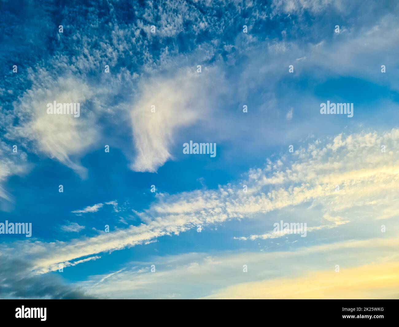 Magnifique panorama des nuages orange et jaune au lever du soleil Banque D'Images
