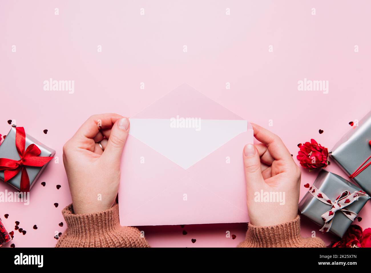 Les femmes tiennent le message de lettre d'amour dans l'enveloppe, carte de vœux de Saint-Valentin Banque D'Images