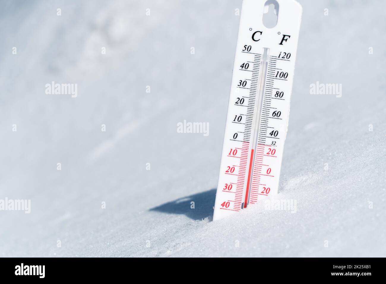 Le thermomètre est situé sur la neige en hiver et indique une température négative. Conditions météorologiques dans un climat difficile en hiver avec de l'air et des températures ambiantes basses.Gel en hiver Banque D'Images