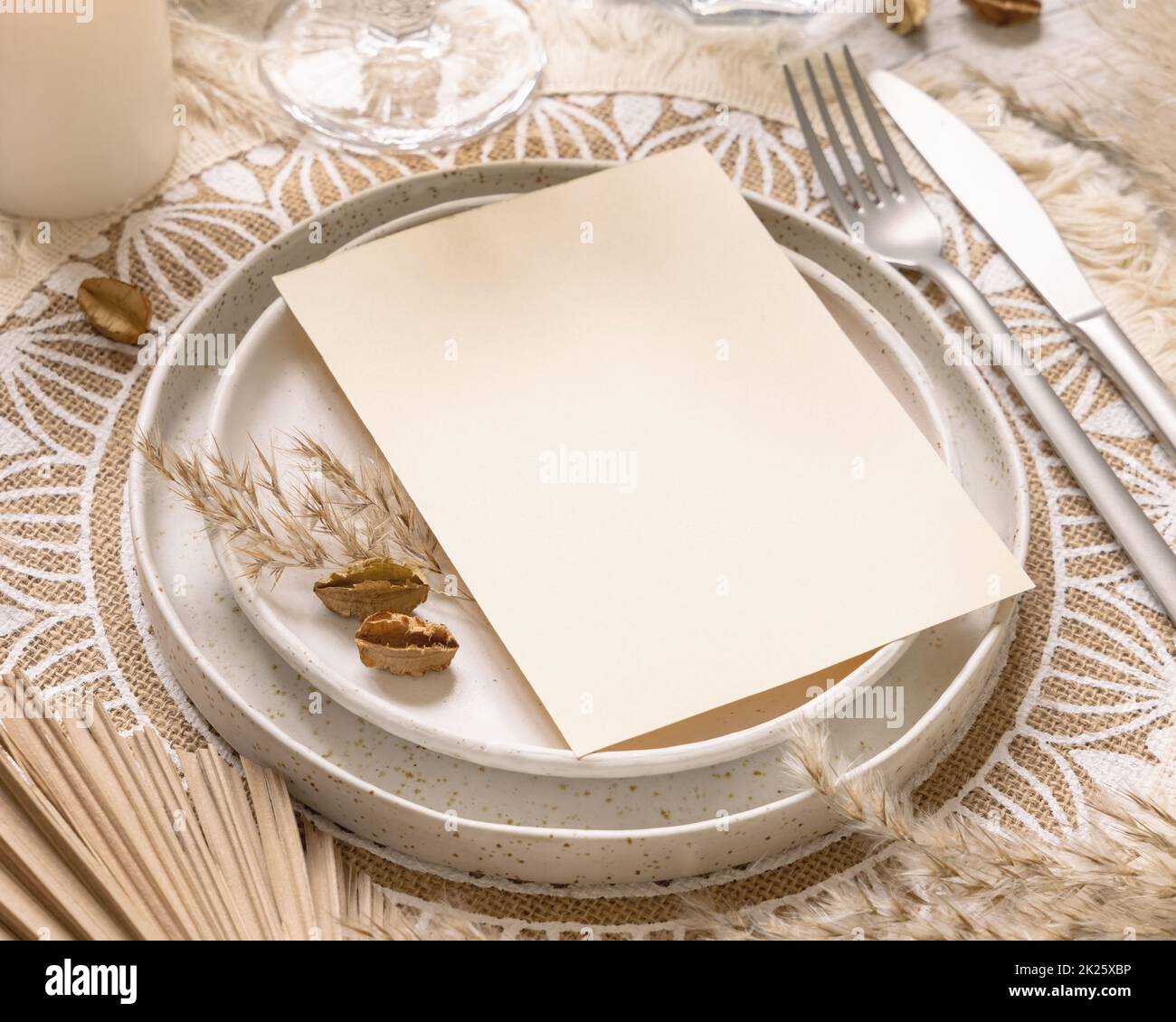 Boho lieu de table de mariage avec carte vierge près des plantes séchées, maquette Banque D'Images