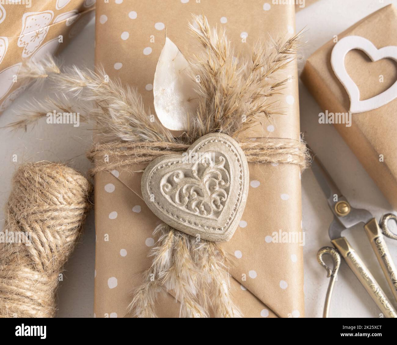 Cadeau de Saint-Valentin décoré avec coeur et pelouse de pampass vue sur le dessus Banque D'Images