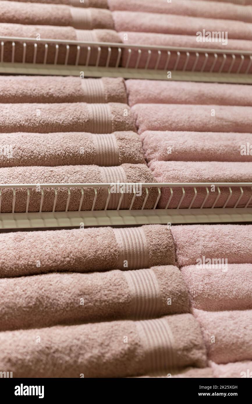 Pile de serviettes moelleuses en magasin.Arrière-plan Banque D'Images