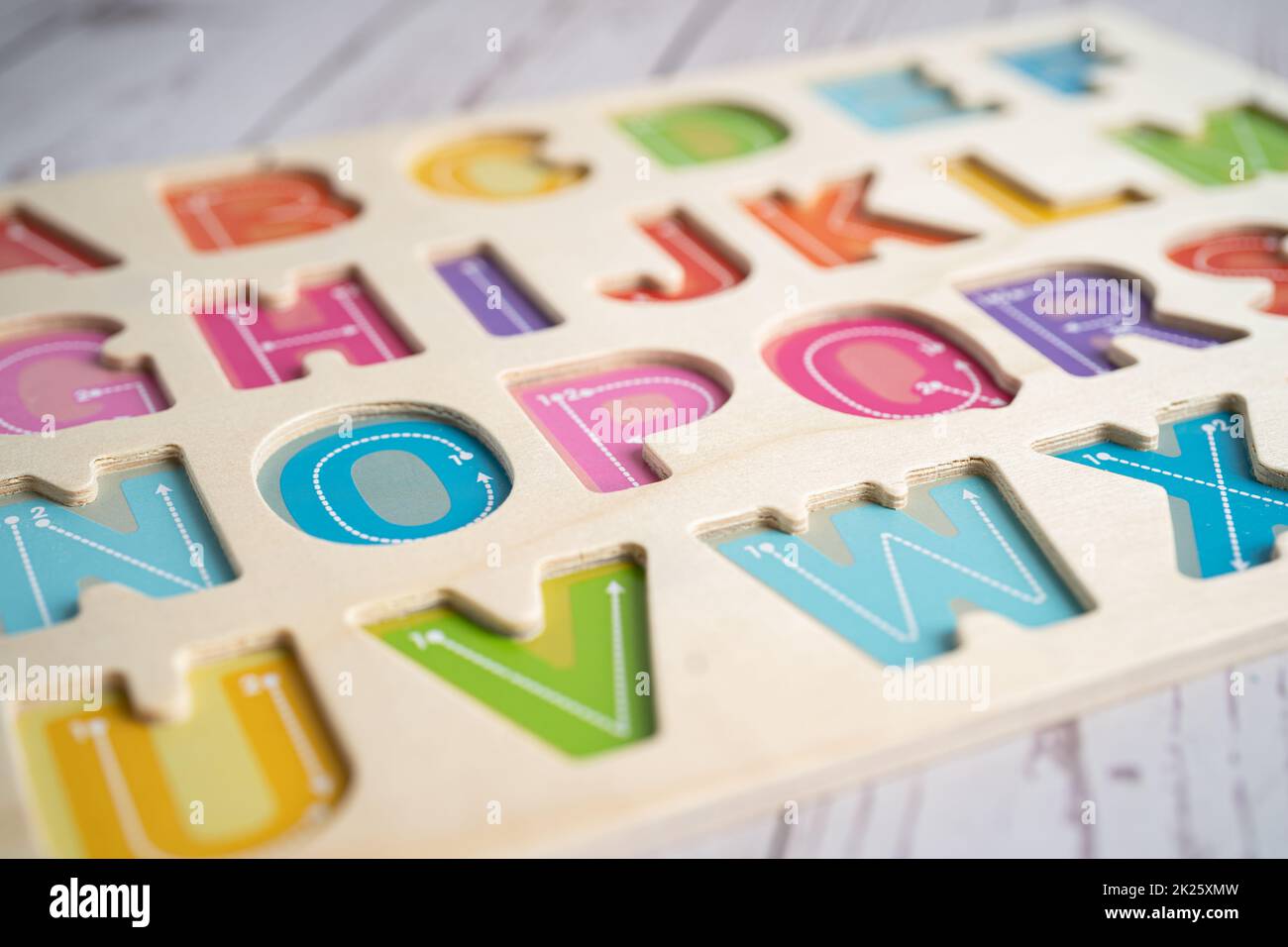 Alphabet anglais en bois coloré pour l'enseignement scolaire. Banque D'Images