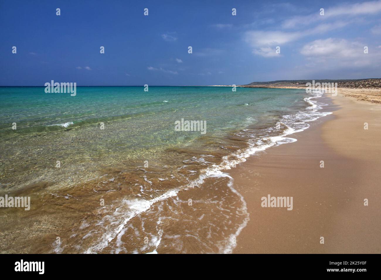 Belle plage vierge vide dans la région nord de Chypre du Nord. Banque D'Images