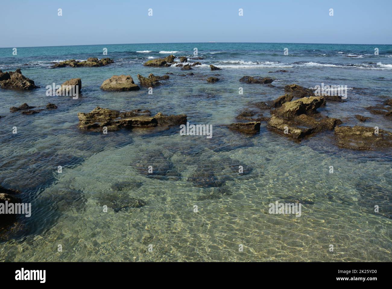 Vue panoramique sur la côte méditerranéenne rocheuse.Baie paisible dans le nord d'Israël. Banque D'Images