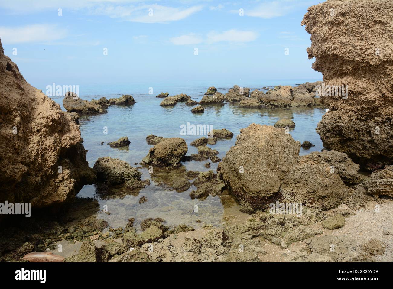 Vue panoramique sur la côte méditerranéenne rocheuse.Baie paisible dans le nord d'Israël. Banque D'Images