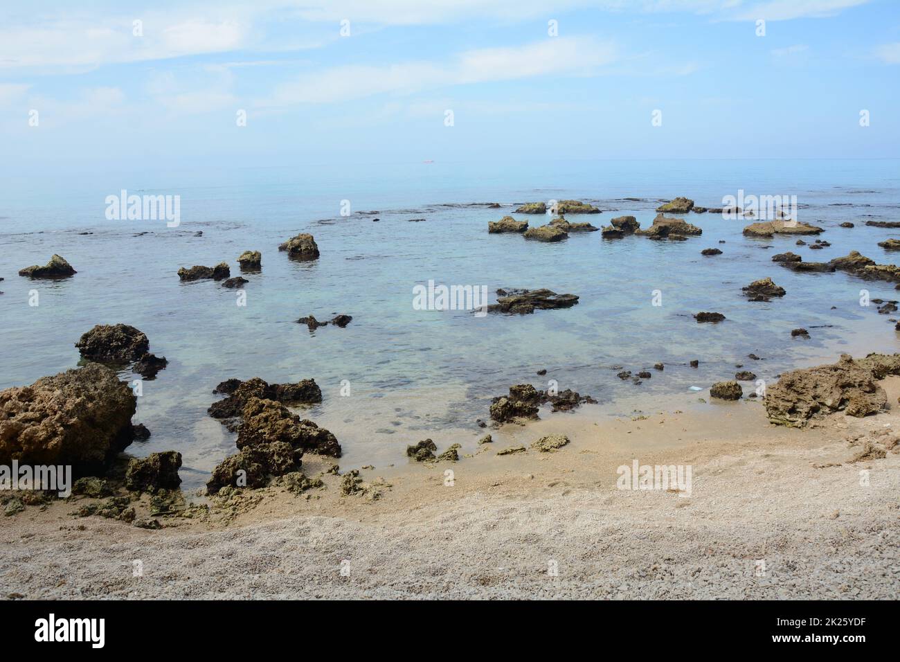 Vue panoramique sur la côte méditerranéenne rocheuse.Baie paisible dans le nord d'Israël. Banque D'Images