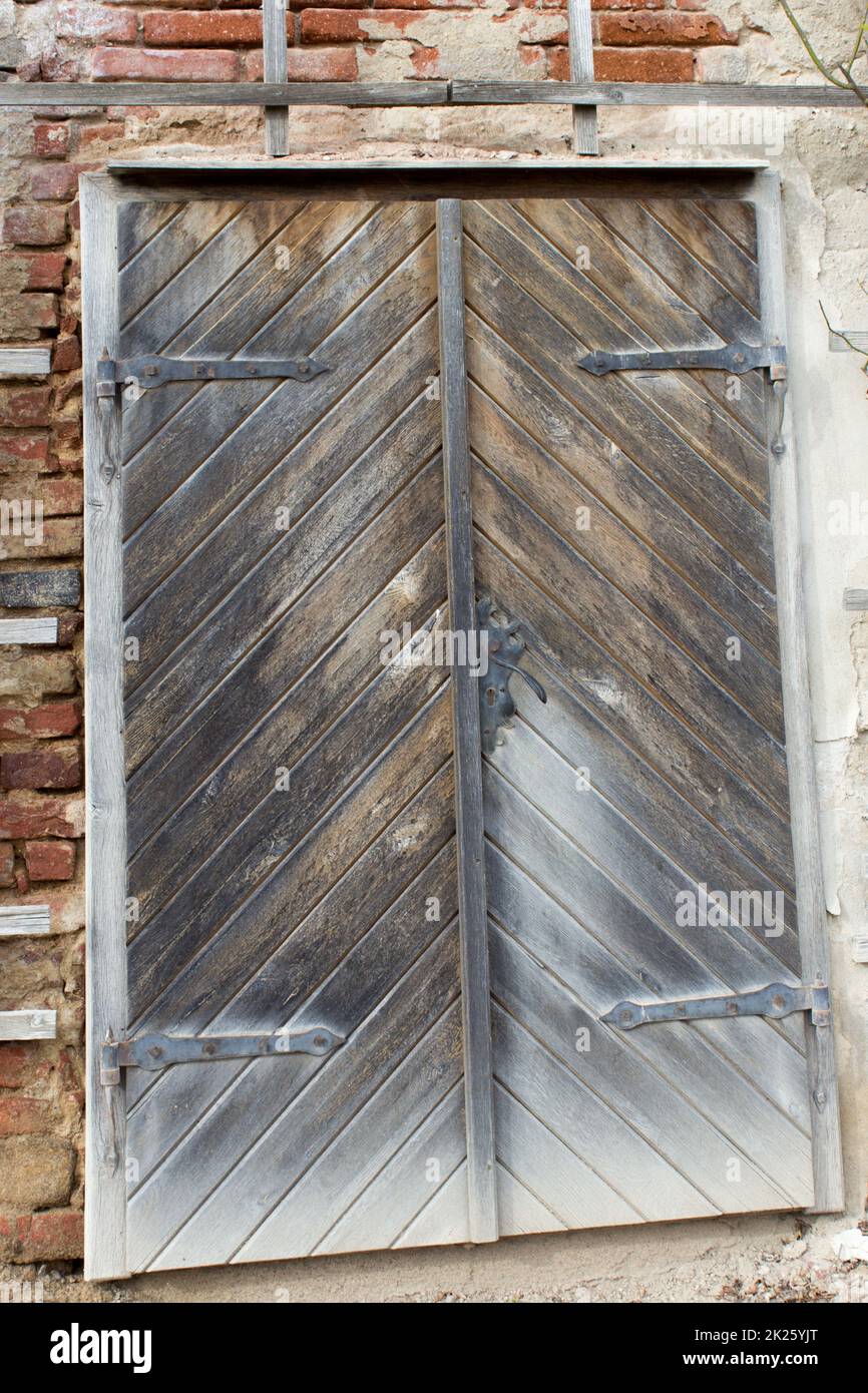 Ancienne porte en bois sale avec accessoires rétro Banque D'Images