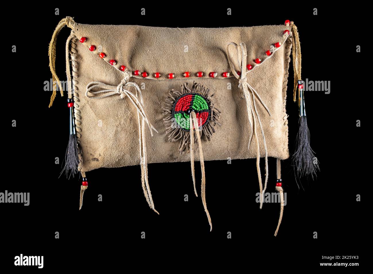 Sac des Indiens de l'Amérique du Nord. Fait de peau brodée avec des perles de verre colorées et des cordons en cuir Banque D'Images