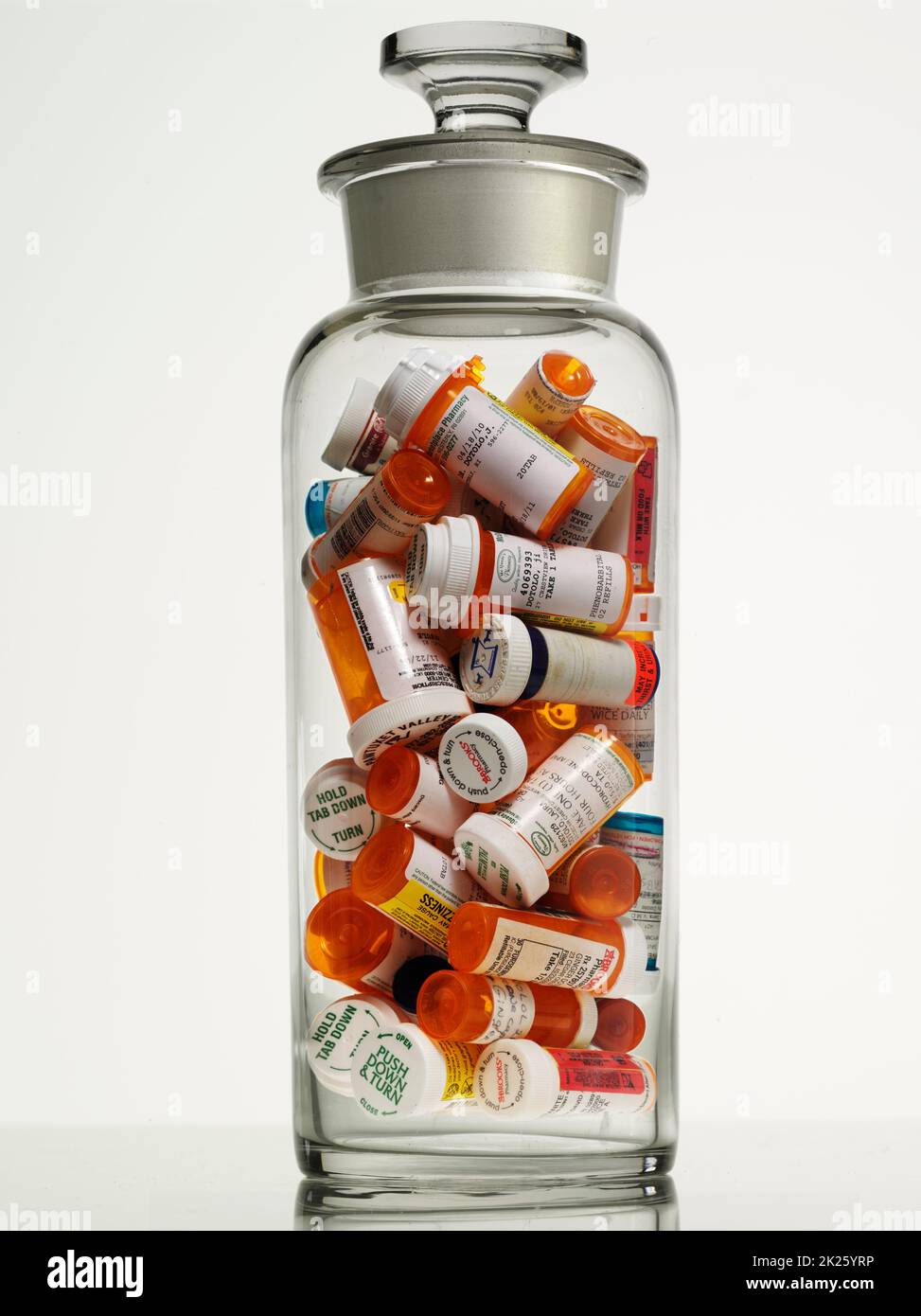 Une bouteille de bouteilles de pilules. Tourné en studio sur blanc. Banque D'Images