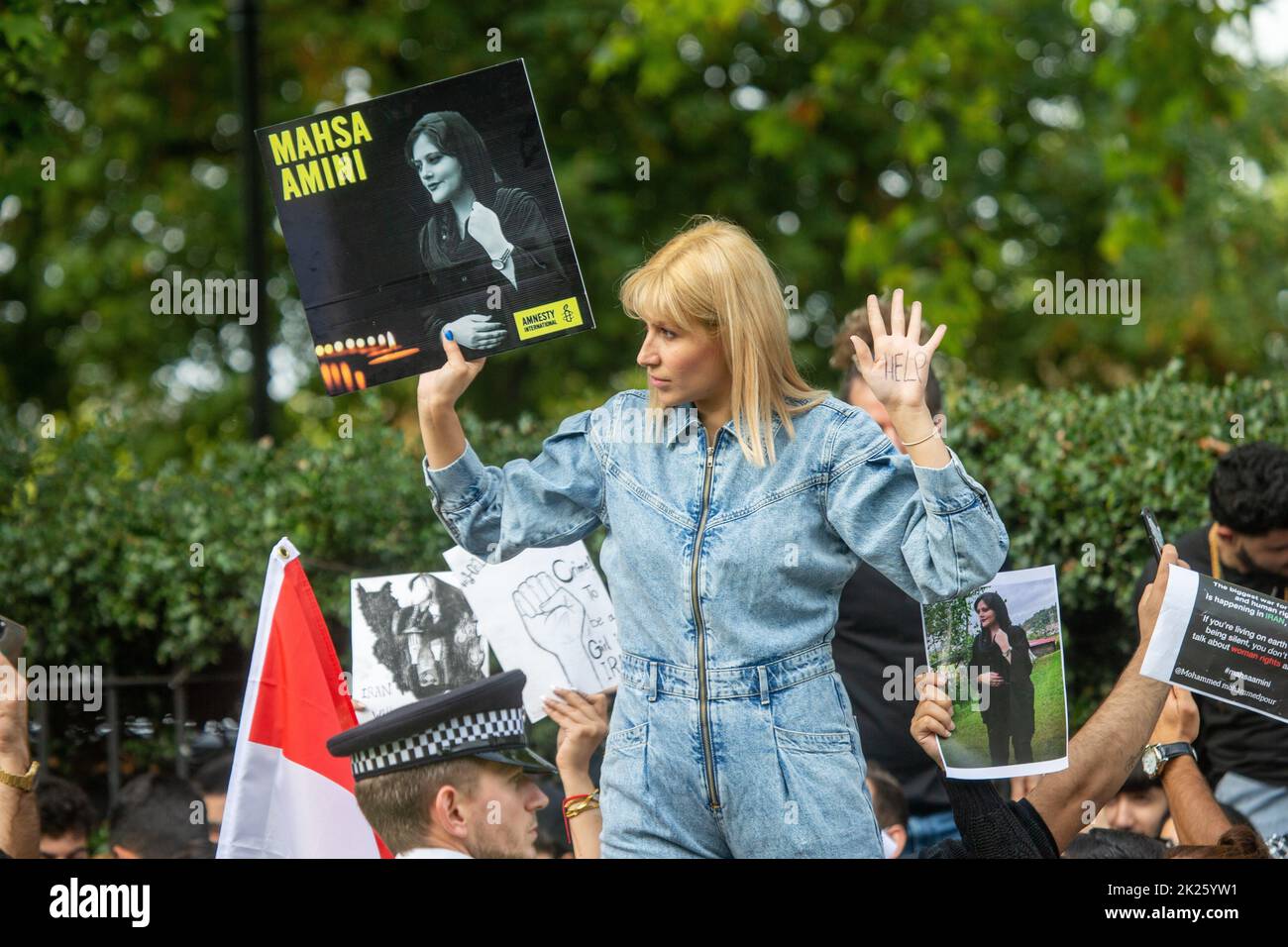 Londres, Angleterre, Royaume-Uni. 22nd septembre 2022. Des manifestants ont fait une manifestation devant l'ambassade iranienne à Londres pour Mahsa Amini, qui a été tué par la police de moralité en Iran. (Image de crédit : © Tayfun Salci/ZUMA Press Wire) Banque D'Images